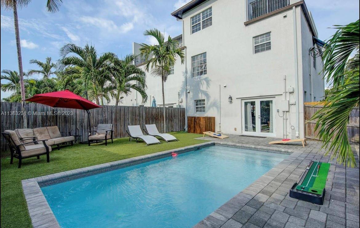 Luxury style 3 story townhouse 4 bedroom 3 1 2 bath property located in the heart of Fort Lauderdale near restaurants, beaches other entertainment.