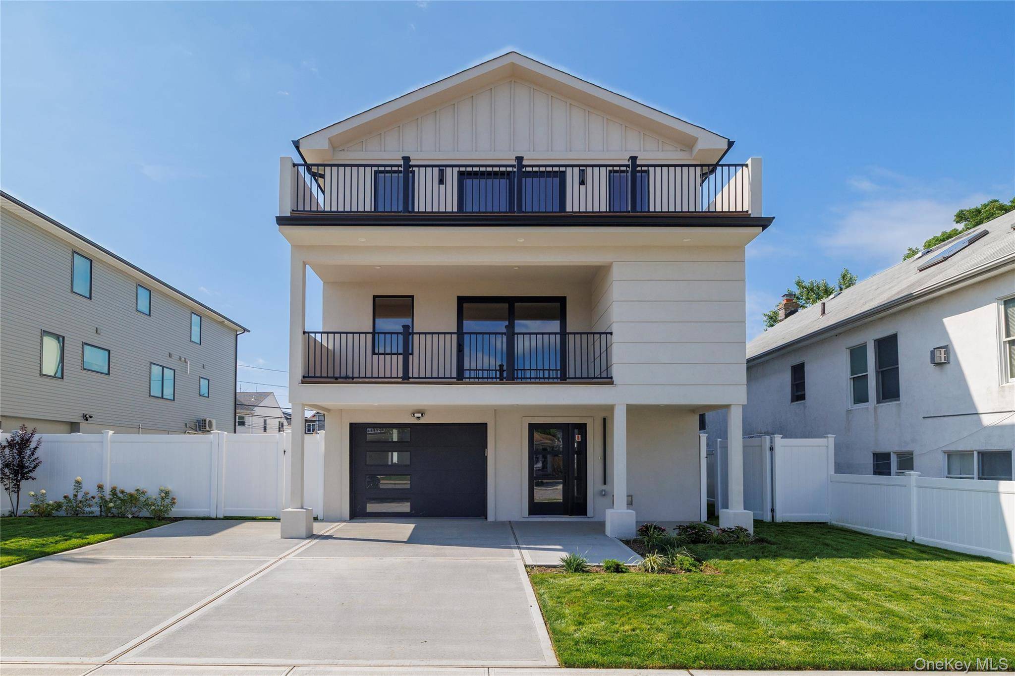 Long Beach, Large Lovely Brand NEW CONSTRUCTION The oversized foyer invites you into an elegant home.