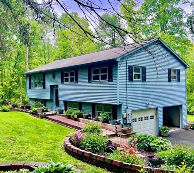 Welcome Home ! 7 Varian Drive is located on a quiet cul de sac in King Street District.