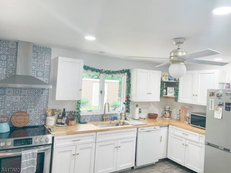 Come see this 3 bedroom 1.