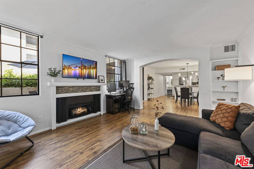 750  N Kings Rd 1BR Sunset Strip La