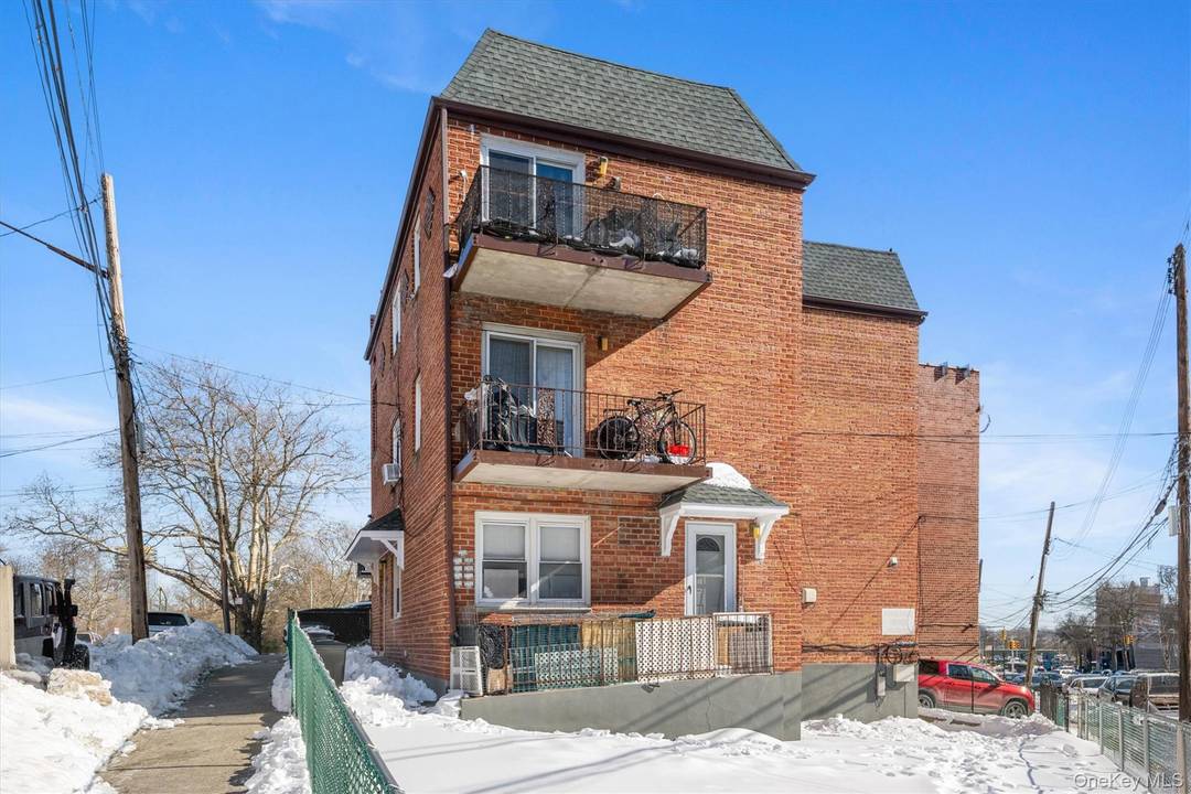 Well maintained 6 family building conveniently located near the Q58 bus, restaurants, and shopping.