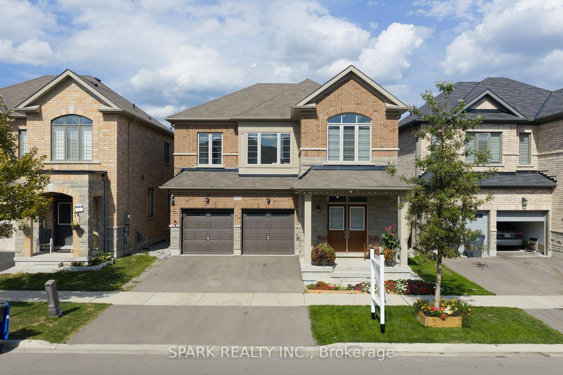 Beautiful 5 Bedroom Home on a Premium Ravine Lot !