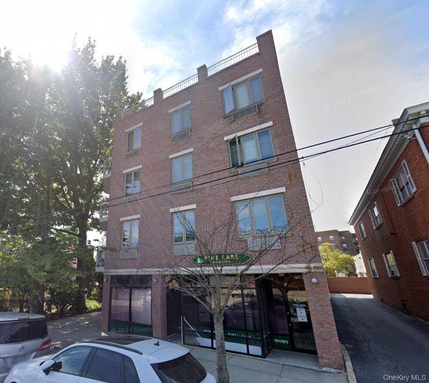 Located in a busy downtown area, it is a 2 minute walk to the railway station.