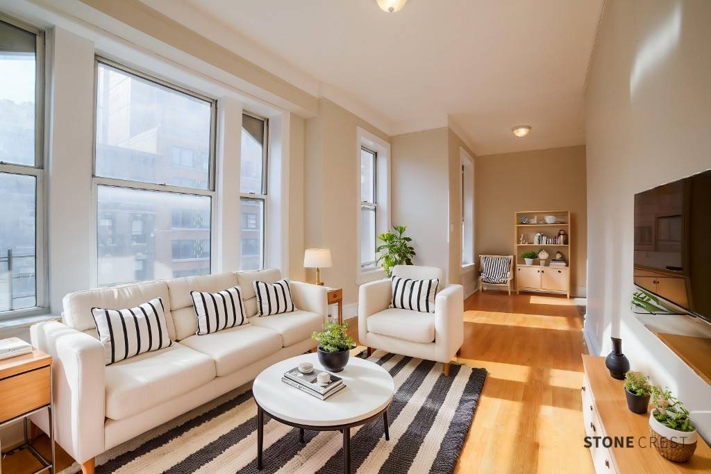 Large, sun soaked 1 bedroom apartment in Morningside Heights !