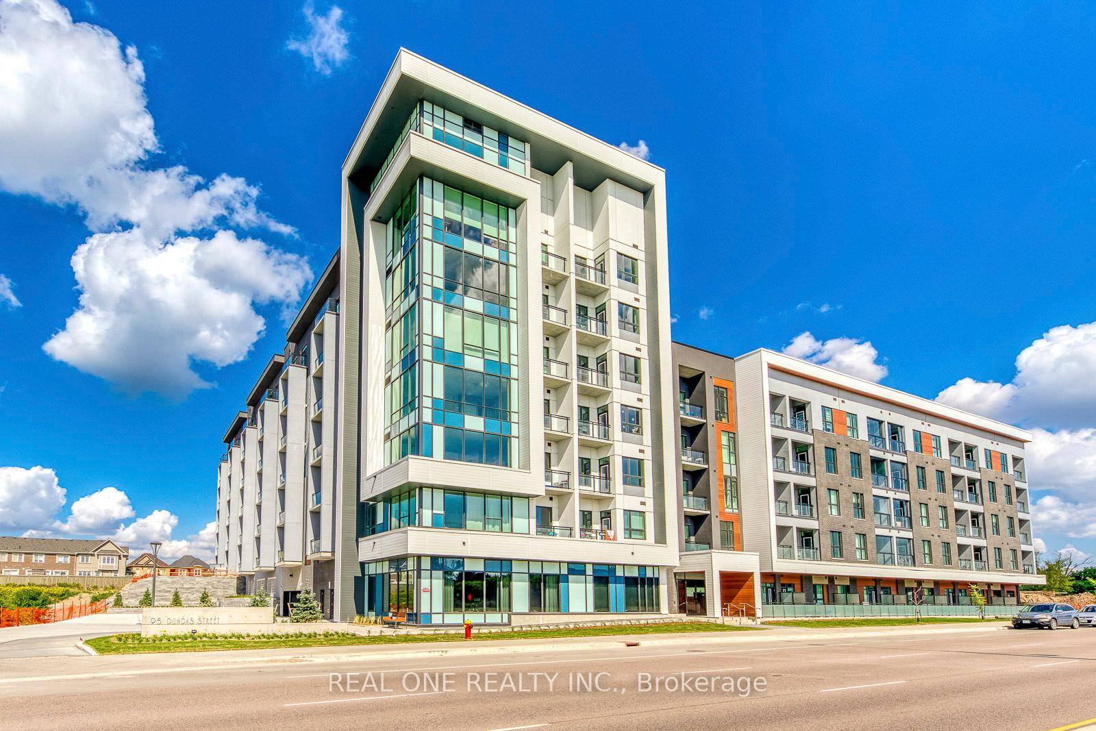 Stunning 2Bedrooms and 2 bathroom Unit offers 884 sqft living area !
