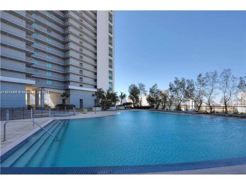 BEST DEAL ! 1 BEDROOM AND 1, 5 BATROOM STORAGE UNIT AT MARINABLUE BUILDING.
