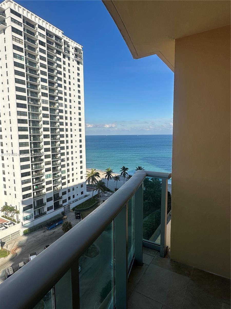 Beautiful 1 Bedroom, 1. 5 Bath Condo in a Premier Oceanfront Resort Style High Rise.