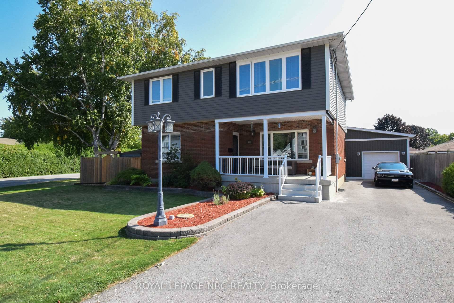 RARE OPPORTUNITY amp ; POSSIBLE INCOME PROPERTY, IN LAW POSSIBLILTY BUYER REQUIRED TO DO OWN DILIGENCE THIS SPACIOUS 2 STOREY HOME WITH APPROX 3000 SQ FT OF LIVING SPACE WITH ...