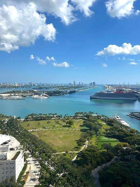 Breathtaking view ! ! ! Let yourself enjoy the most beautiful view in a downtown Miami beautiful freshly painted and renovated spacious apartment.