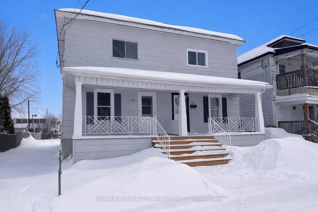 Excellent opportunity for investors or multigenerational living !