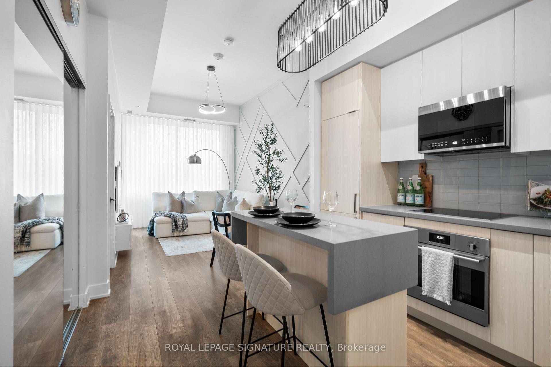 Welcome home ! This stunning and spacious 1 BR Den condo offers 675 sq.
