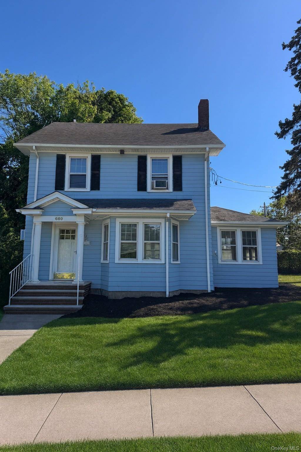 680 Prospect Street, Baldwin, NY Fully Renovated Colonial with Modern Elegance Step into this stunningly renovated 3 bedroom, 1.