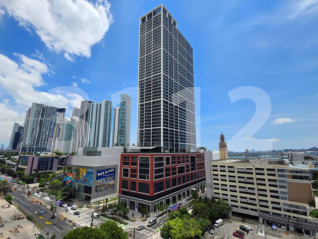 Brand new building amp ; Studio in the heart of downtown Miami with bay amp ; city views.