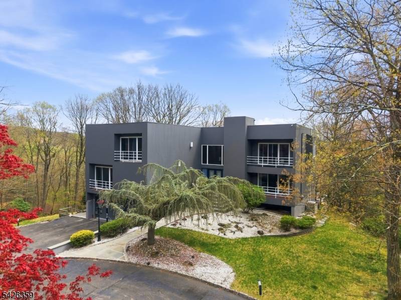 cWelcome to Custom Built Smoke Rise Residence !