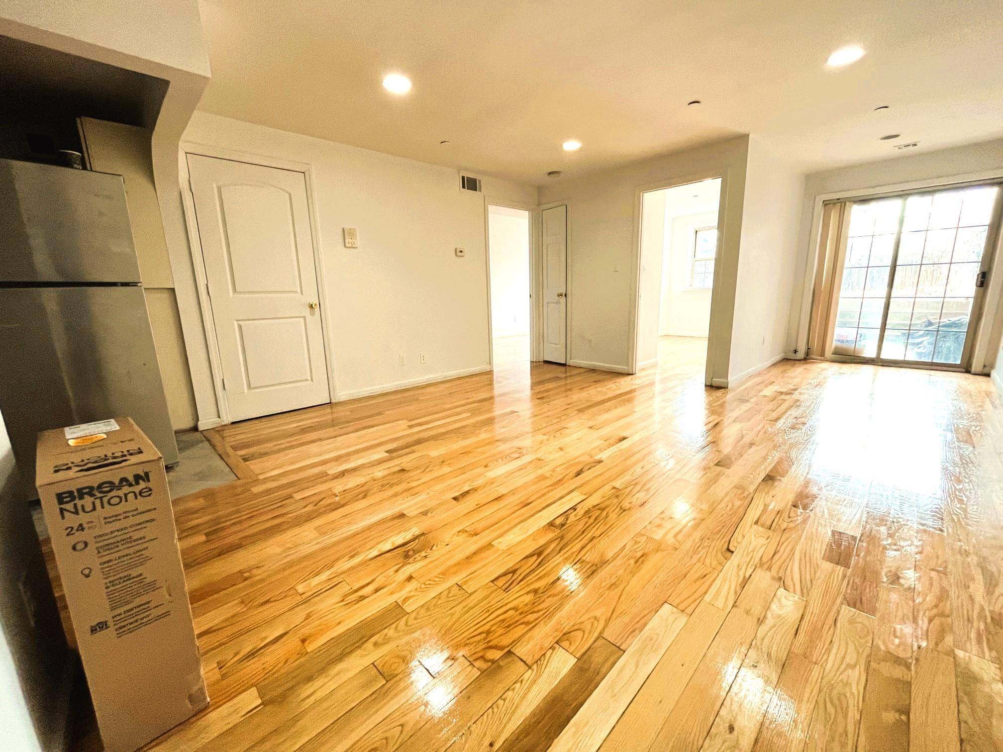 Duplex condominium w 2 separate Entrance, Locate at Center of the Corona, 5 min walking Short Distance To 7 Train Station, Near All shopping amp ; restaurants, the Unit In ...
