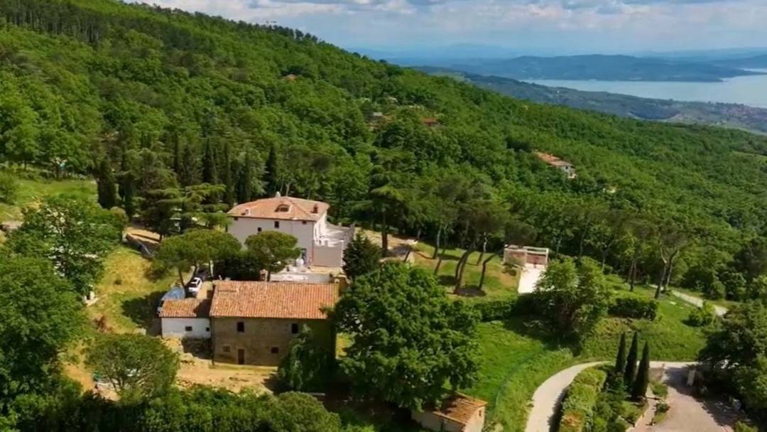 Prestigious 18th-century villa with swimming pool, annex, private park and splendid views of Lake Trasimeno for sale in Umbria.