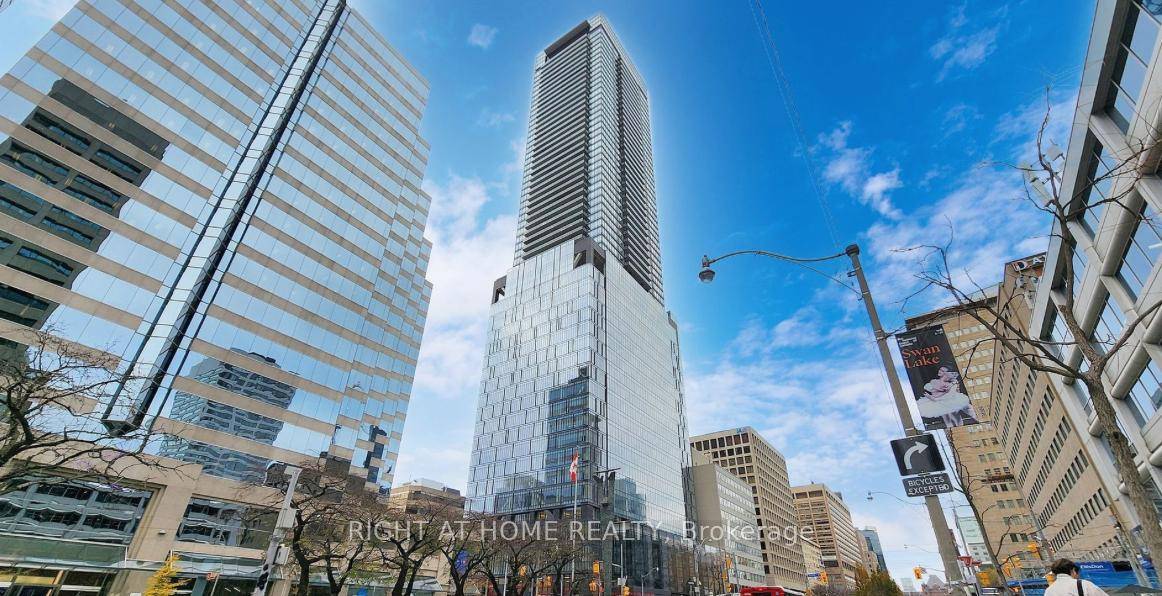 Welcome to The Residences of 488 University Avenue, an iconic address in the heart of downtown Toronto offering luxury living with unmatched convenience.