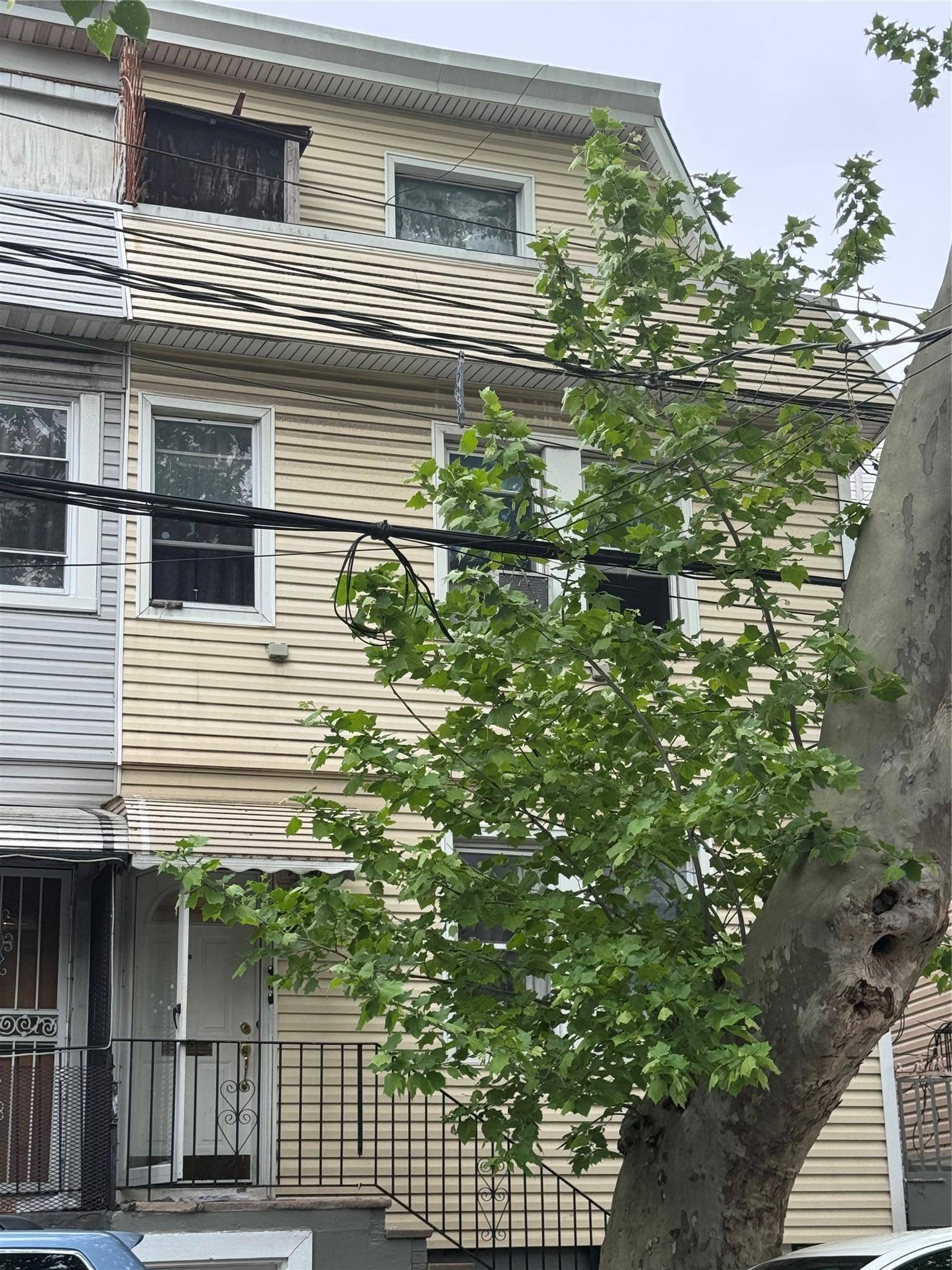 Legal 3 family house in the heart of Corona, close to transportation, stores, Laundromats and supermarkets, etc.