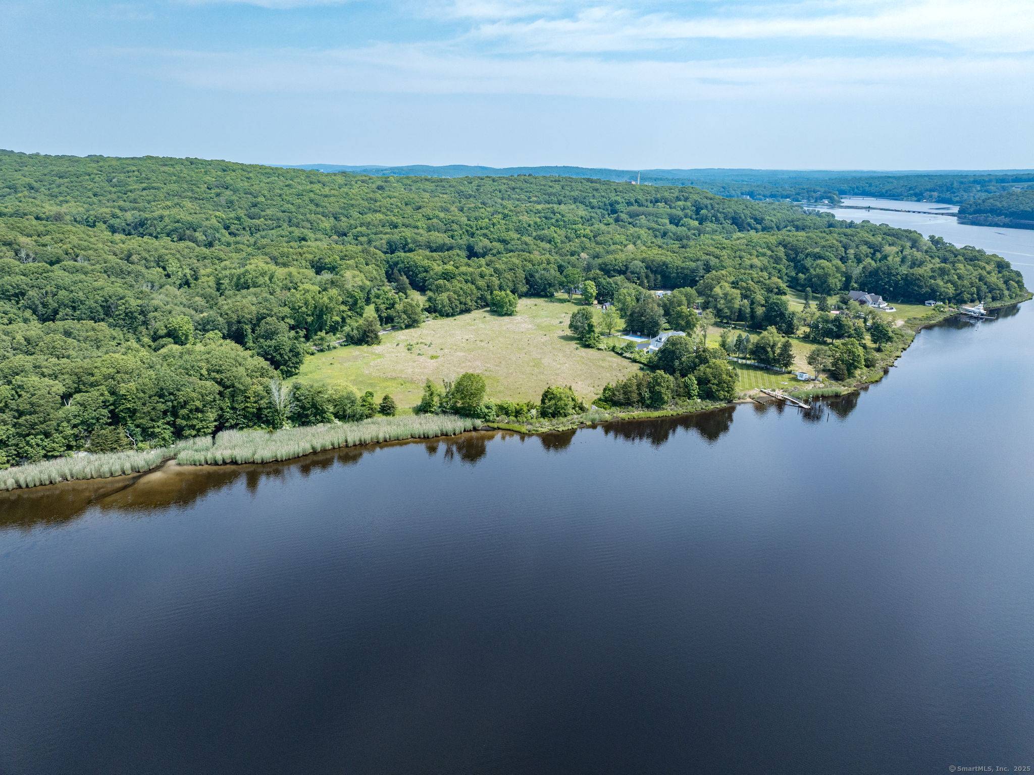 Over 1000 feet of frontage on the Thames River !