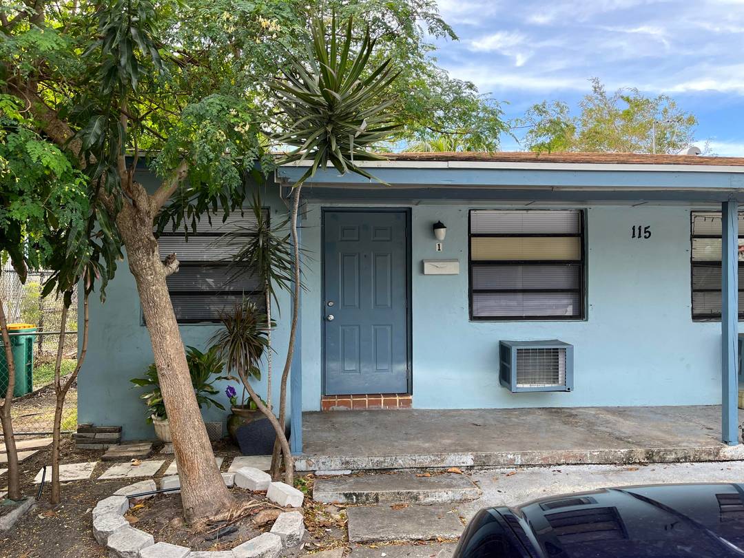 Nice CBS Duplex in the heart of Lake Worth Beach with 2 1 bedroom 1 bath units that have just been vacated and ready for new tenants at market rents.