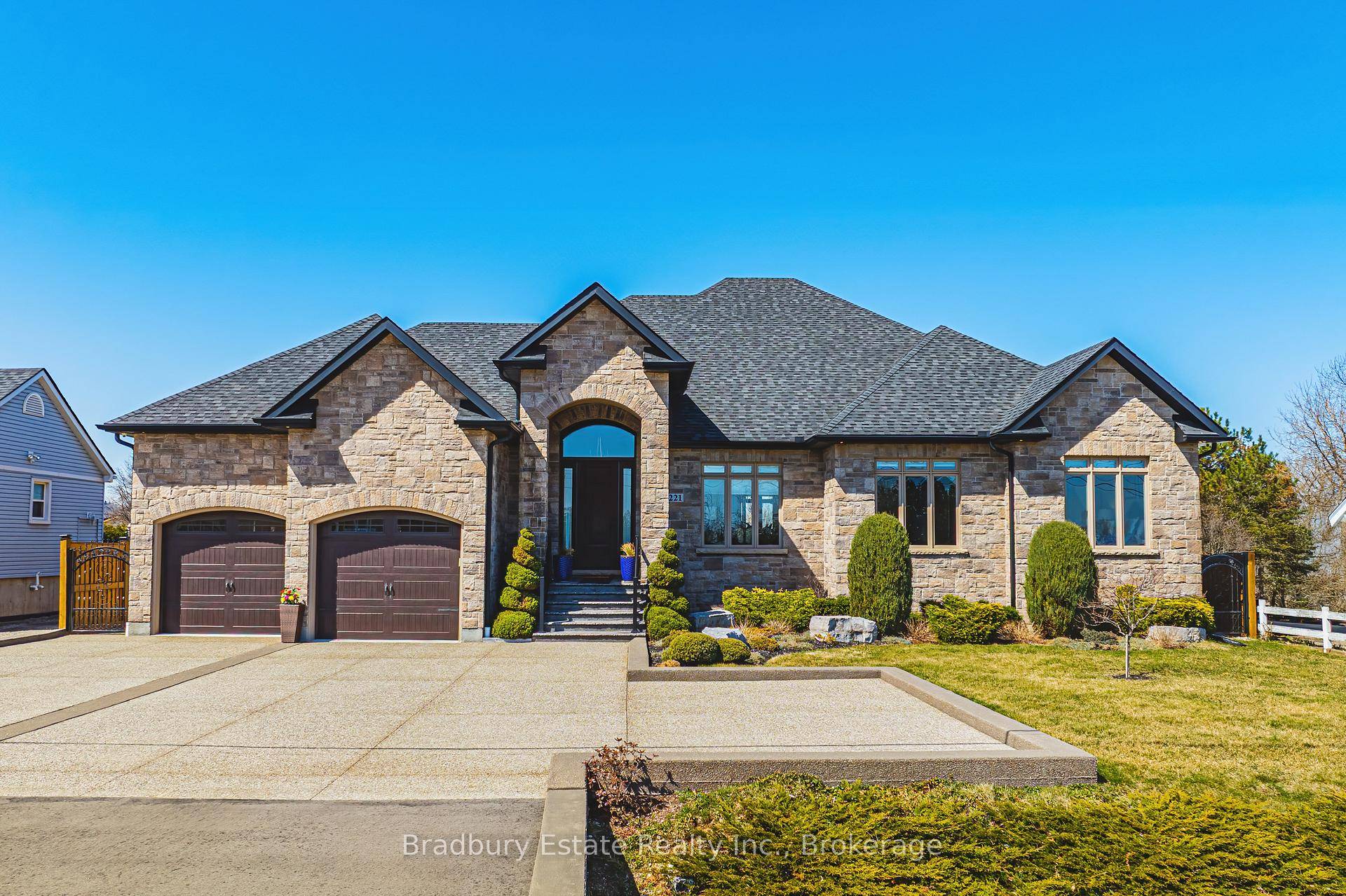 Your Forever Bungalow is right here virtually good as new and it's Mobility and Walker friendly with low rise stairs and wide hallways.