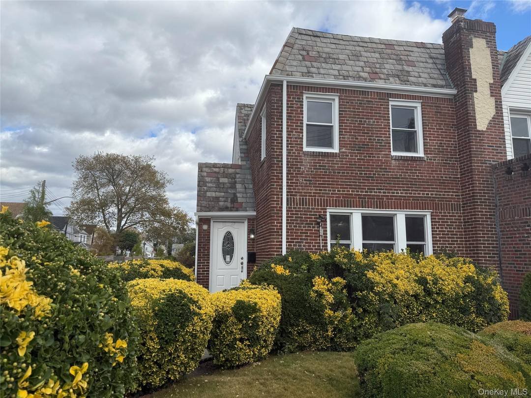 Newly renovated colonial home, three bedrooms and three and a half bathrooms, featuring new kitchen cabinets, new Samsung stainless steel appliances, Refrigerator, oven, microwave and dishwasher new windows, wood floors, ...