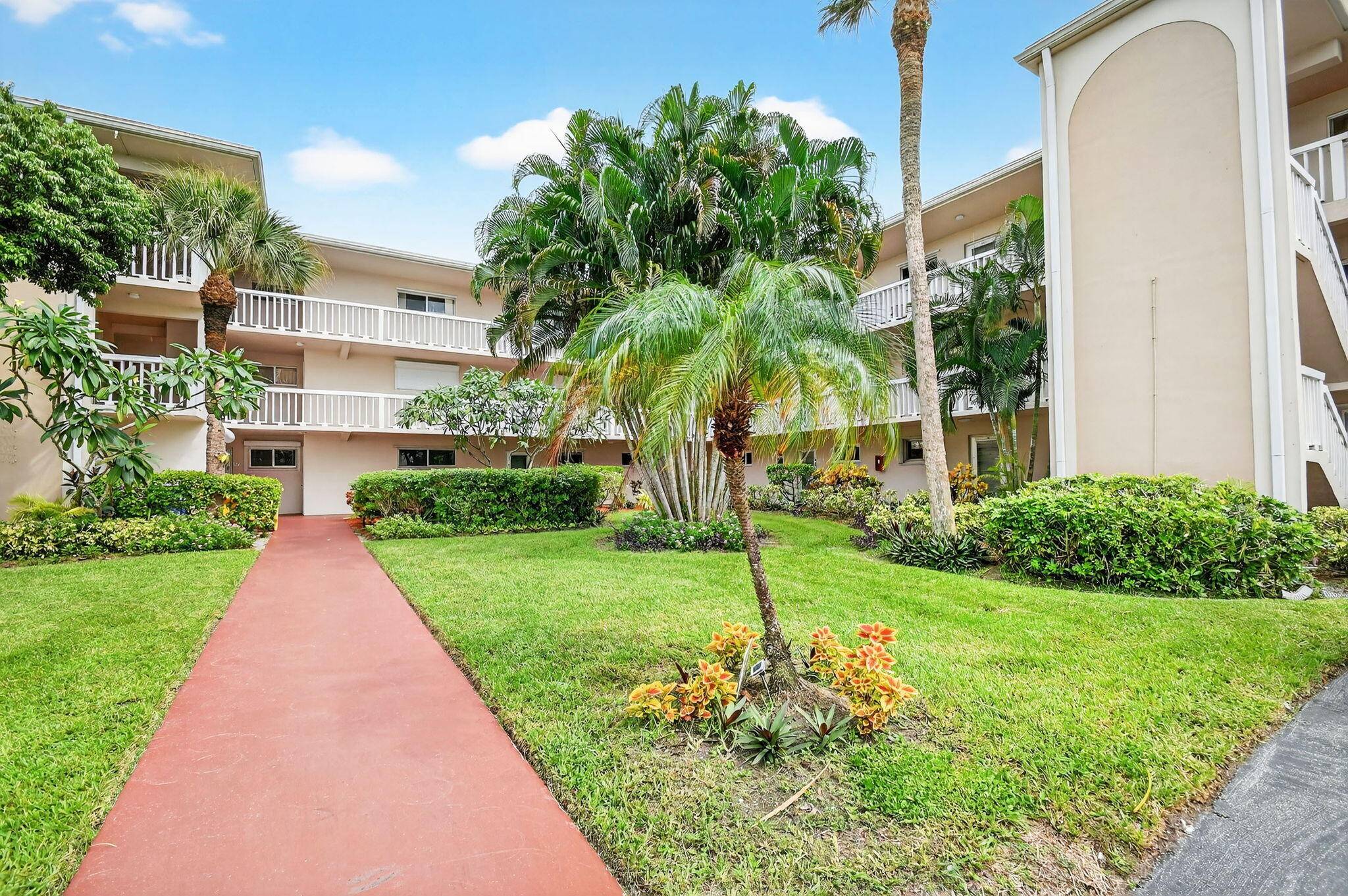 Beautiful 2BD 2BA condo in Lake Clarke Gardens, a vibrant 55 community centrally located near beaches, shopping, restaurants, and the airport.