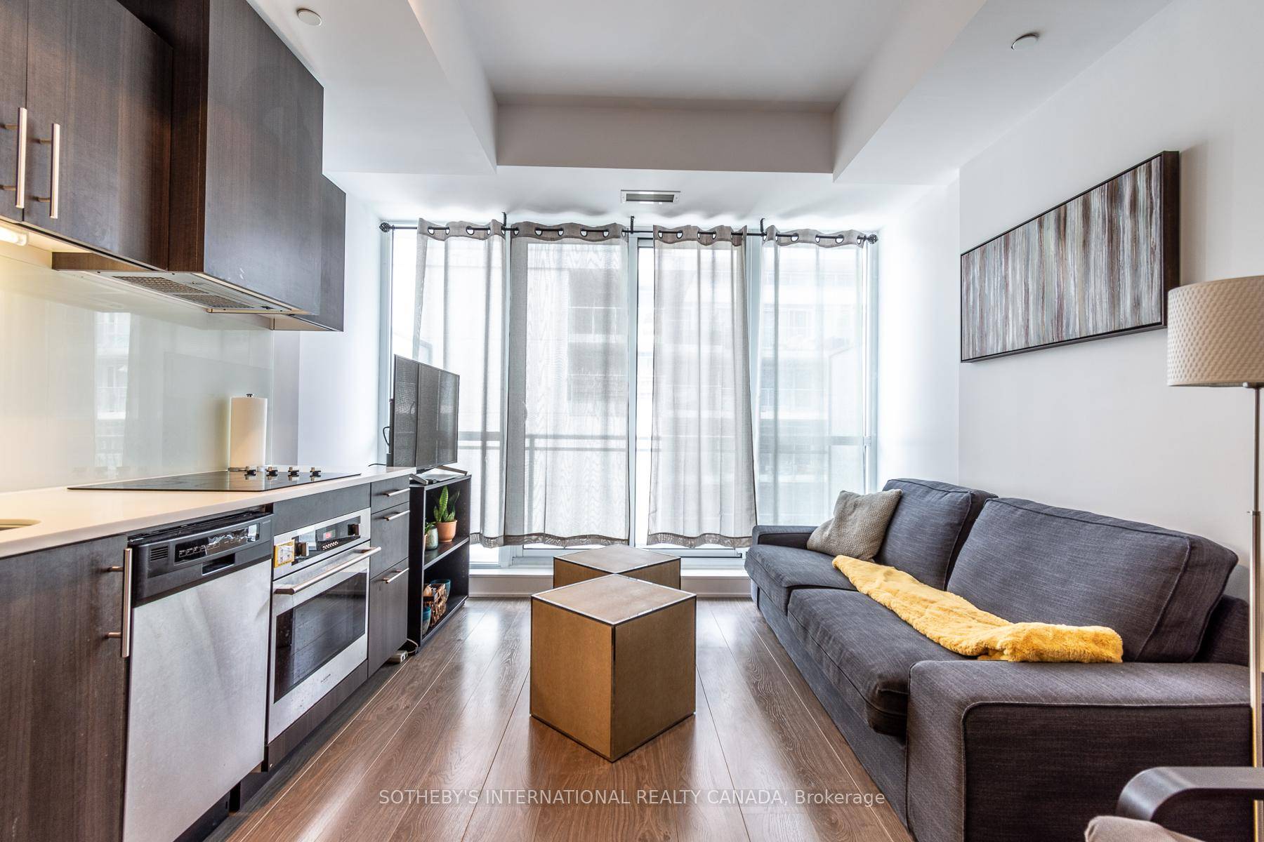 Clean 1 Bedroom, 1 Bathroom Suite At Downtown Condos On Wellington.