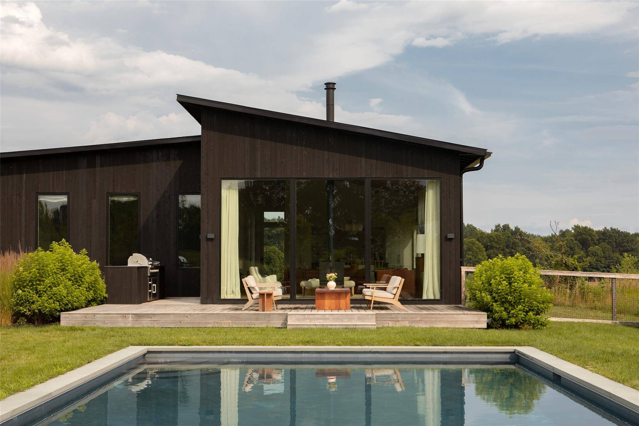 Amidst the verdant rolling hills surrounding the town of Tivoli lies this exceptionally peaceful and impeccably designed country home.