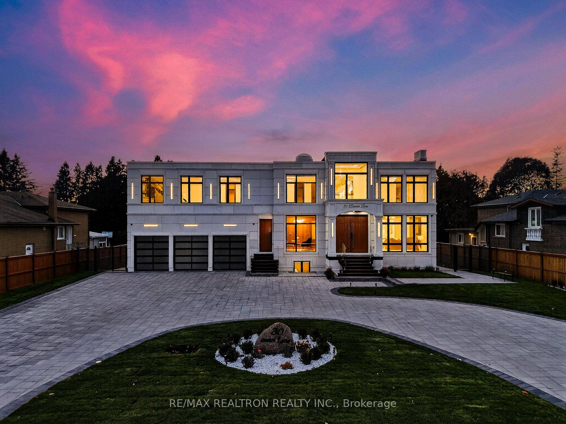 Welcome to an Exquisite Luxury Estate in the Prestigious Heart of King City !