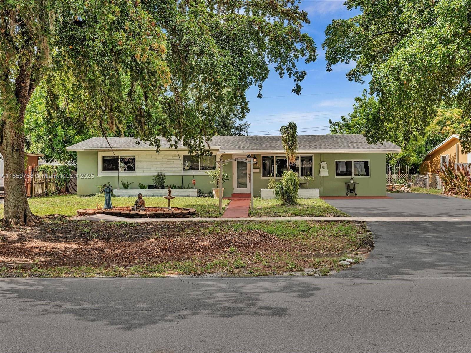 Charming single family home in prime Hollywood location near shopping, dining, parks amp ; major highways.