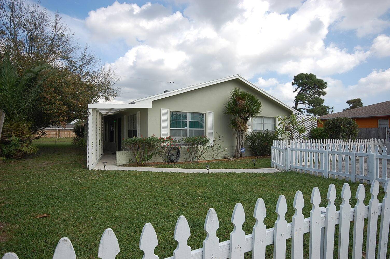Opportunity awaits ! Live in one side of the Duplex rent out the other to help pay for your mortgage.