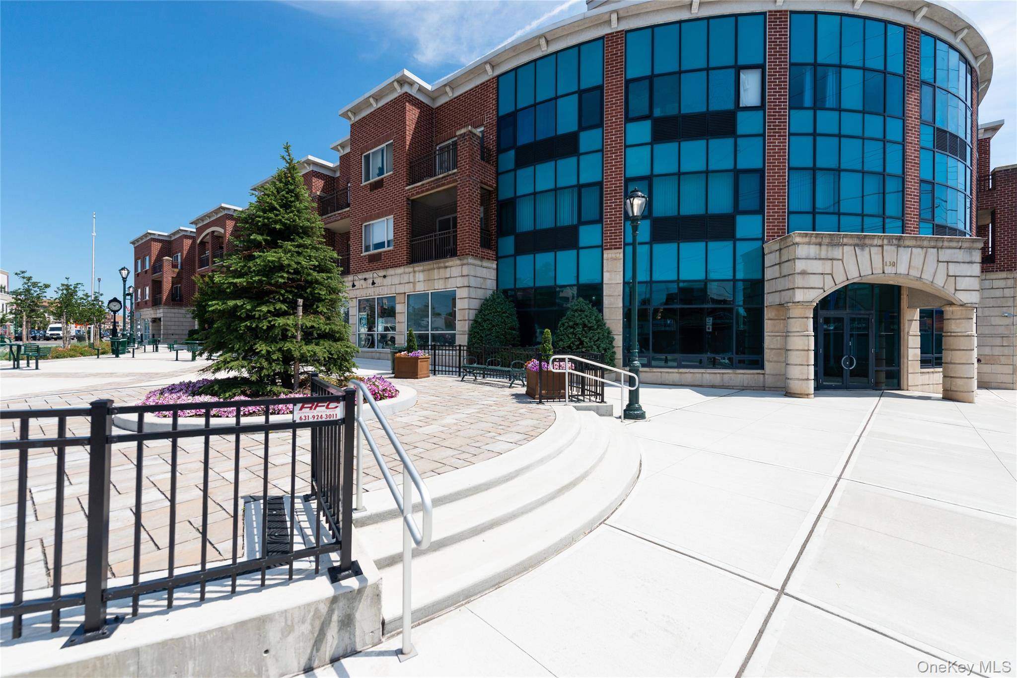 Wonderfully maintained 2 bedroom, 2 bath, 3rd fl condo at The Horizon in the heart of Westbury Village.