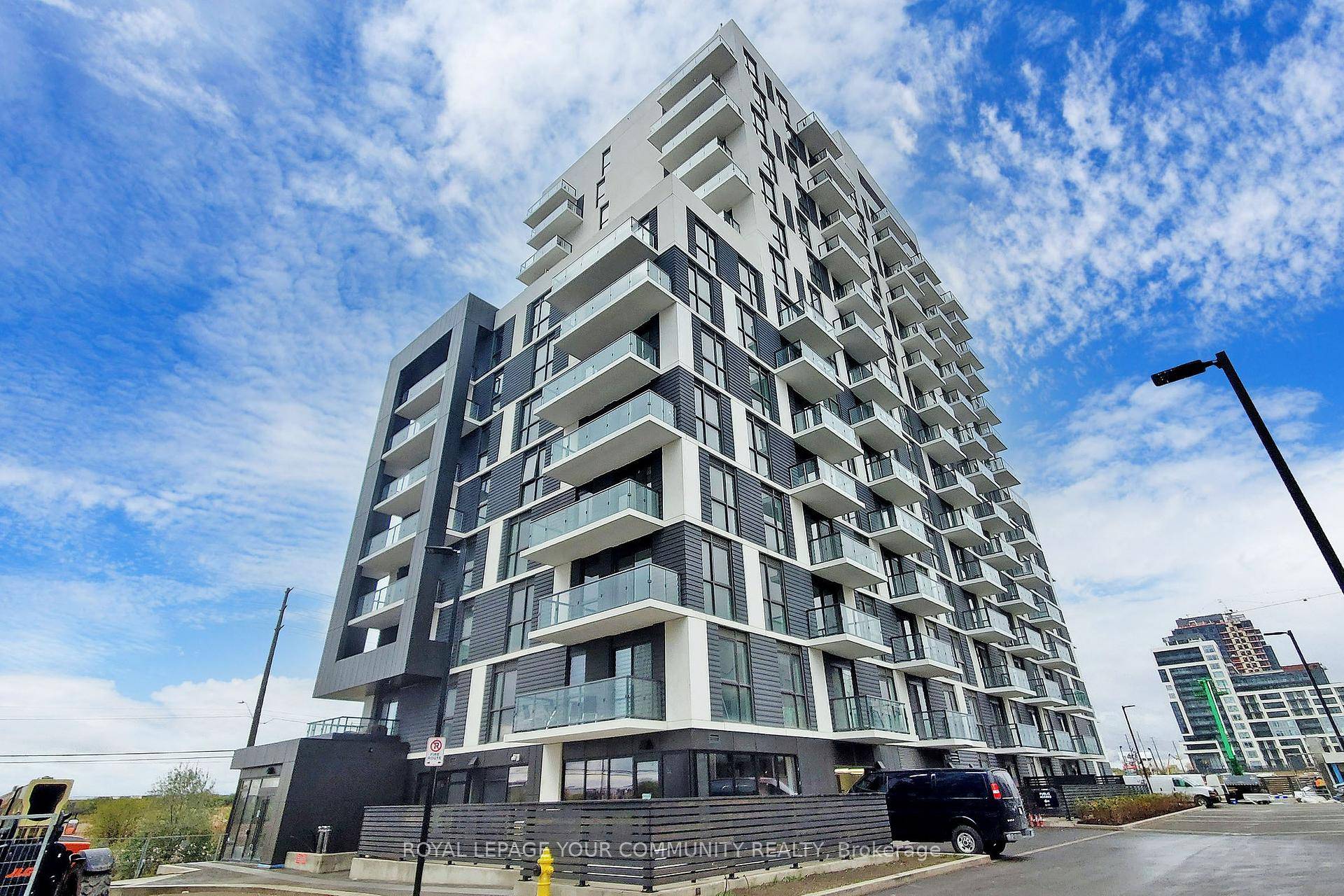 9FT Ceilings, Corner unit Oakvillage Condo by Minto Communities !