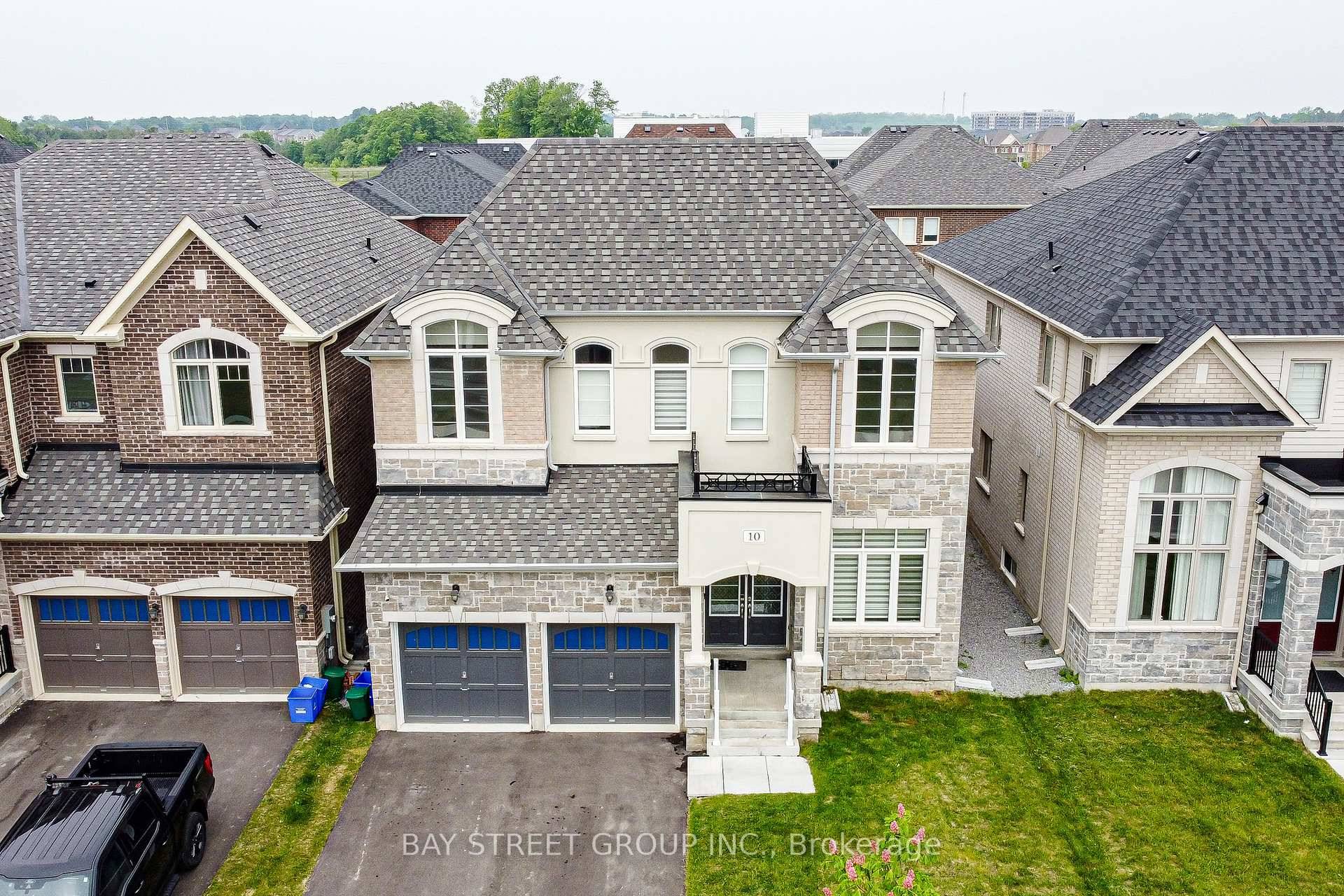 Sundial built luxury 2 storey home on a generous 42 'x110' lot with approximately 3, 580sqft of upscale living space.