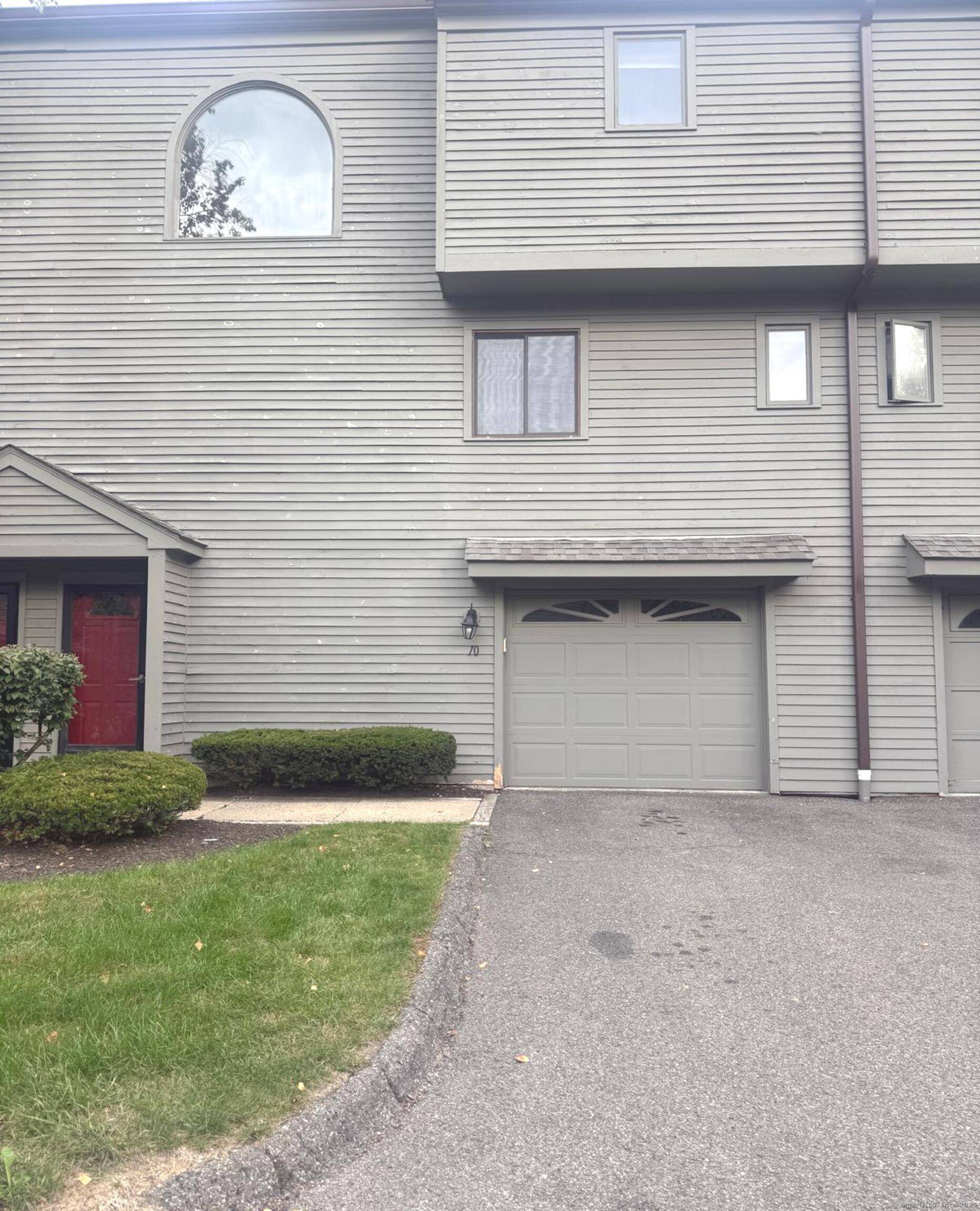 Sought after townhouse in Brookfield's High Meadow Condominium Complex.
