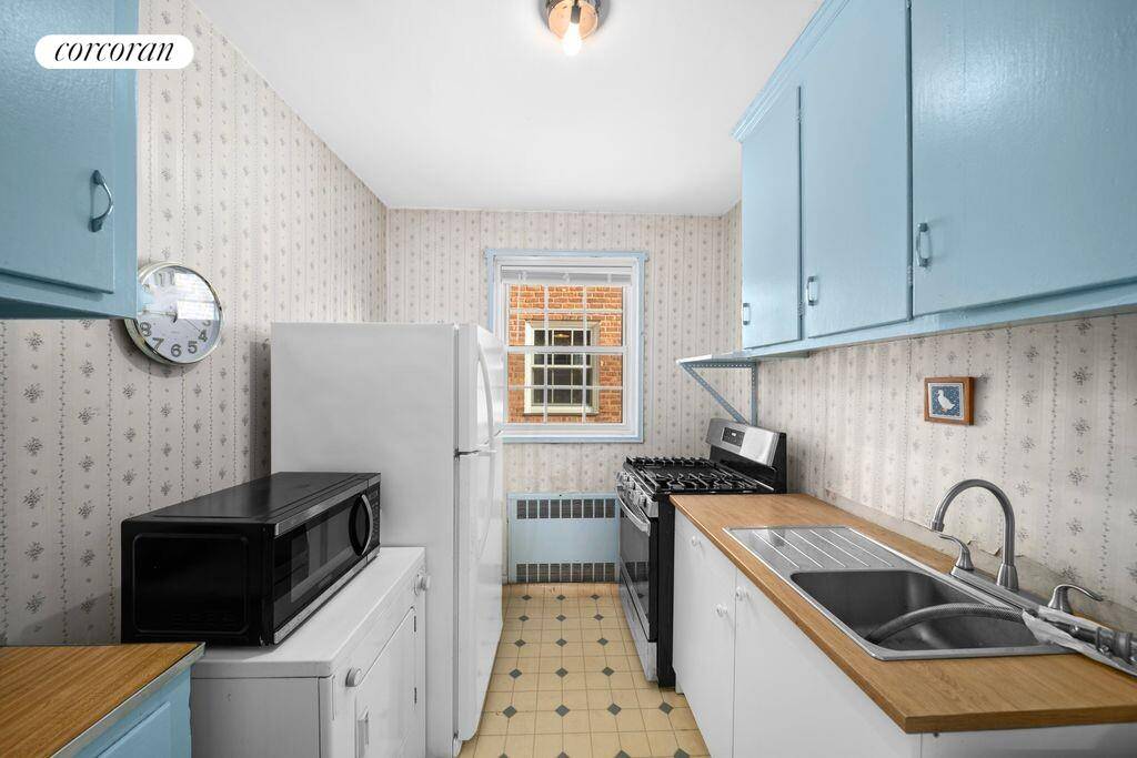 1125 Lorimer Street, Apartment 5H, is a classic and tranquil 2BD 1BA home.