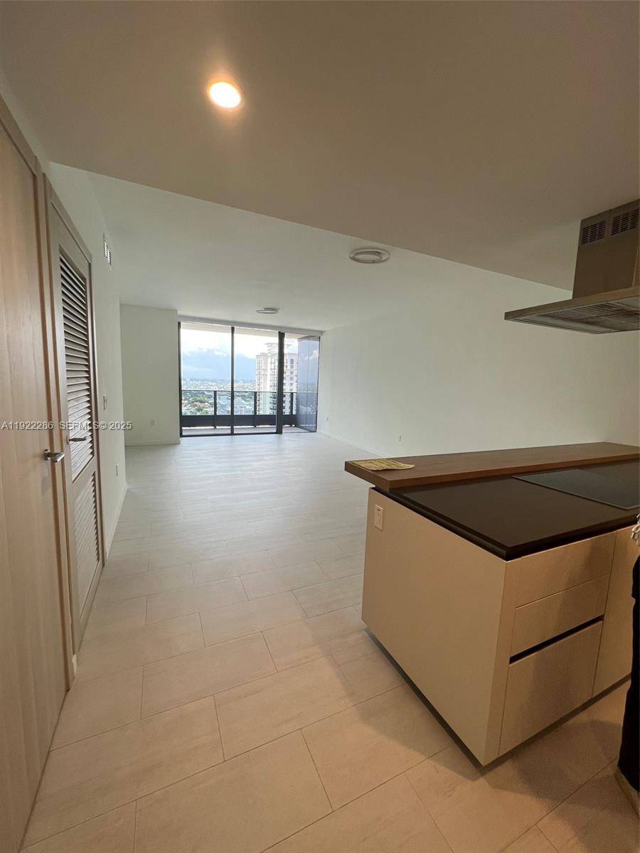 Beautifull 1 BED 1. 5 BATH residence in Brickell s prestigious Flatiron tower by Ugo Colombo.