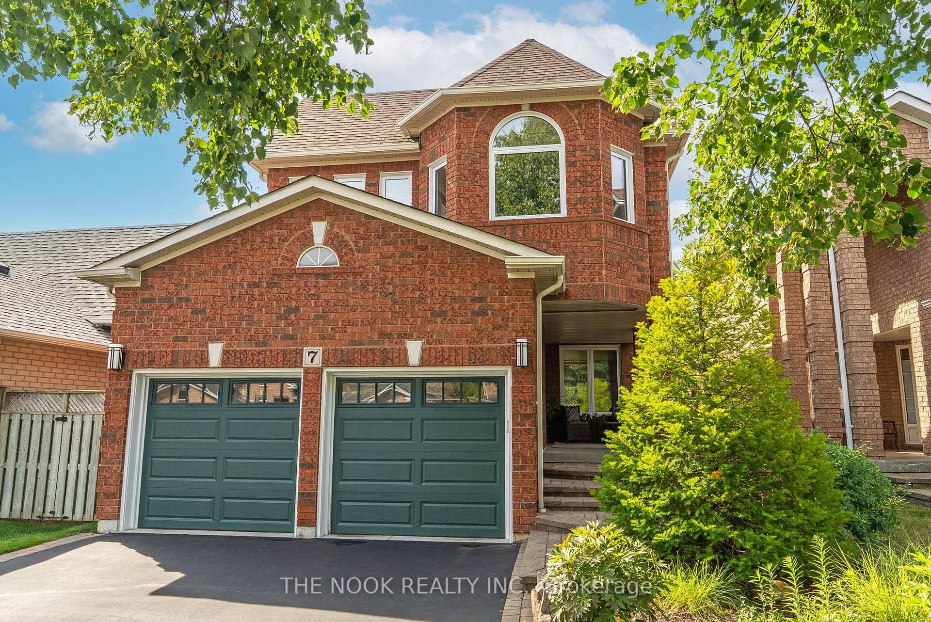 Welcome to this pristine Tormina built 2 storey, all brick home on a quiet crescent in this sought after, mature Whitby neighbourhood.