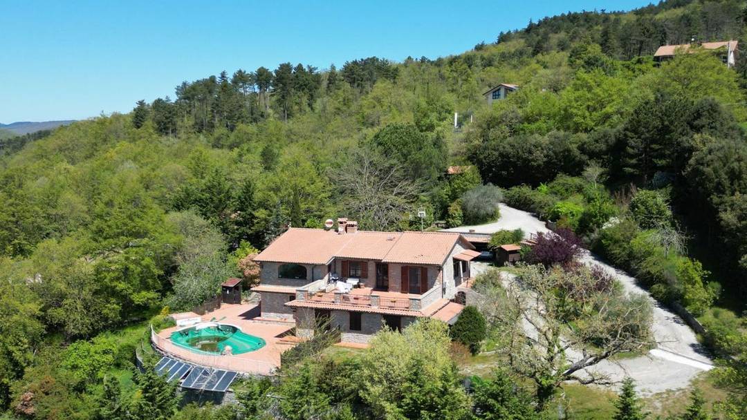 Renovated villa with swimming pool, garden, barbecue, minigolf course, annexe and view of Lake Trasimeno for sale between Umbria and Tuscany.