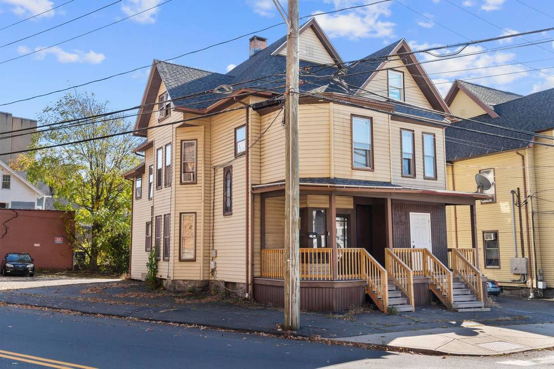 Calling all investors ! Don't miss this well maintained 5 unit investment property offering a strong 9 CAP rate at full occupancy.