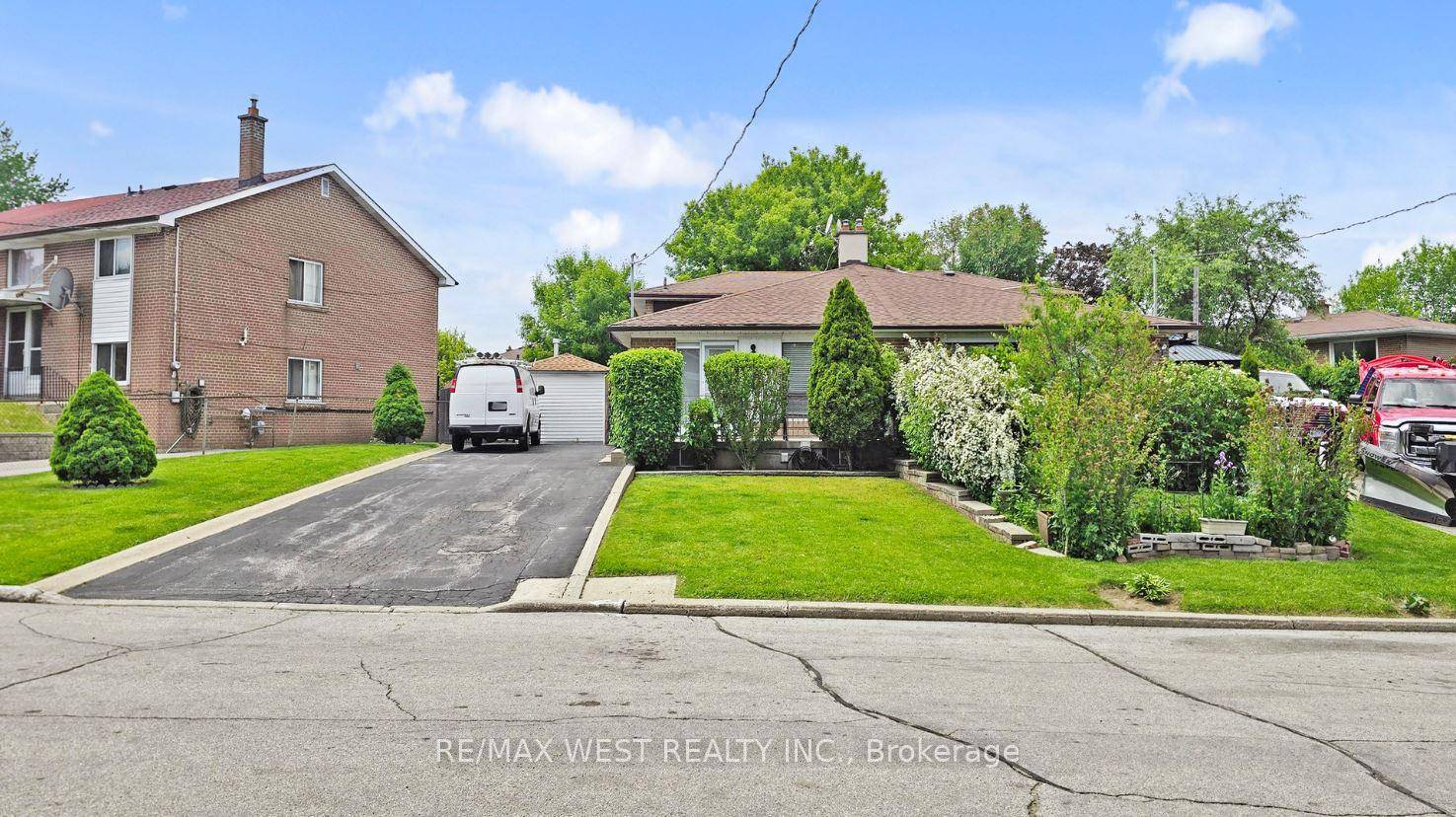 Spacious Well Maintained, semi detached 4 Level 4 Bedroom Back Split.
