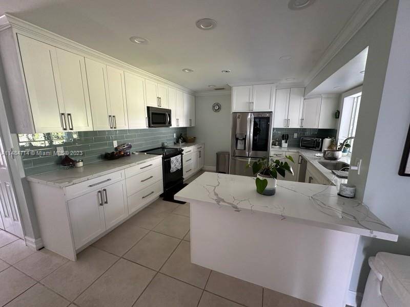 Discover the perfect family retreat in a exceptional location adjacent to Plantation Park Elementary School.