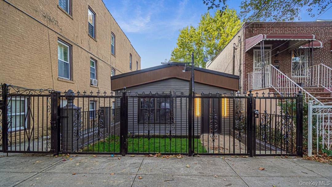 Take a look at this charming detached home located in the heart of Edenwald !