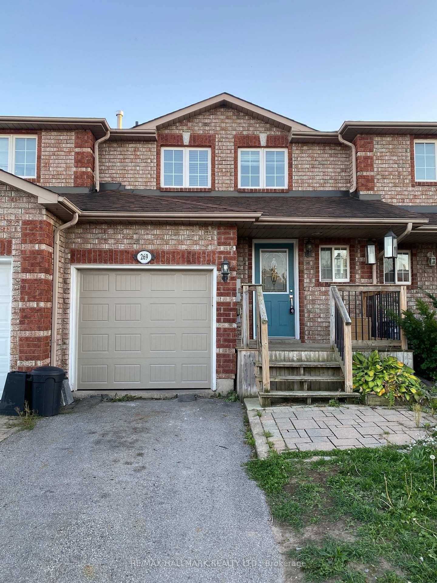 Welcome to this bright and spacious 3 bedroom, 3 bathroom home in Barrie's desirable east end.