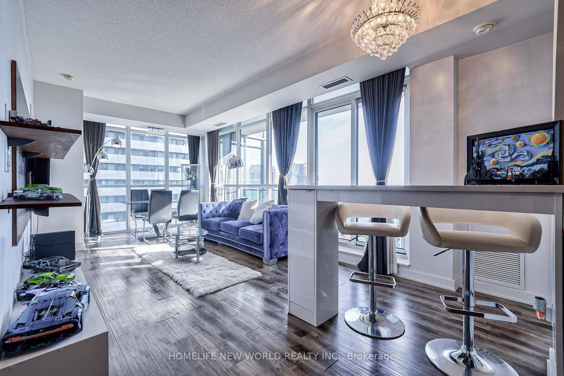 Luxury Condo At Parkside Village !