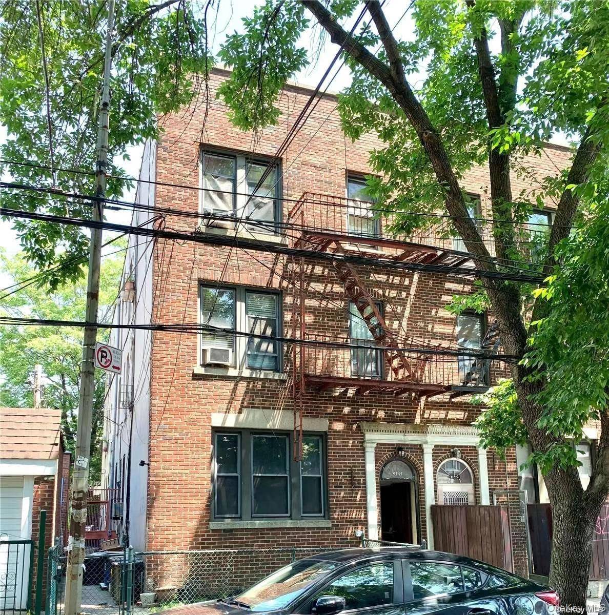 Great investment opportunity in a convenient location, close to public transportation