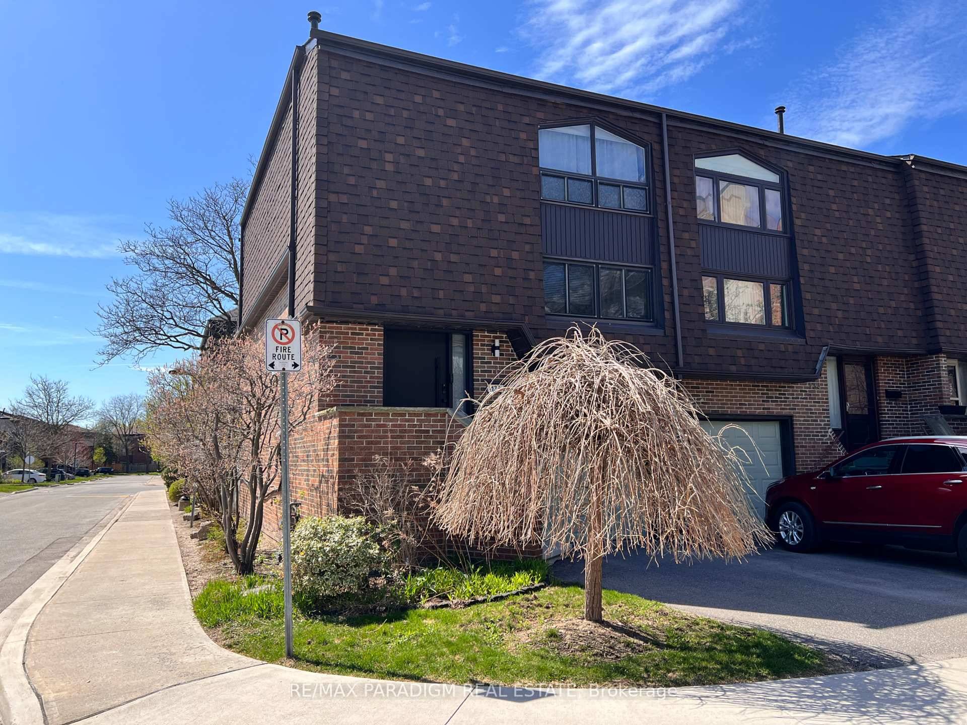 This rare, spacious CORNER UNIT townhome is located in a quiet, tucked away neighbourhood.