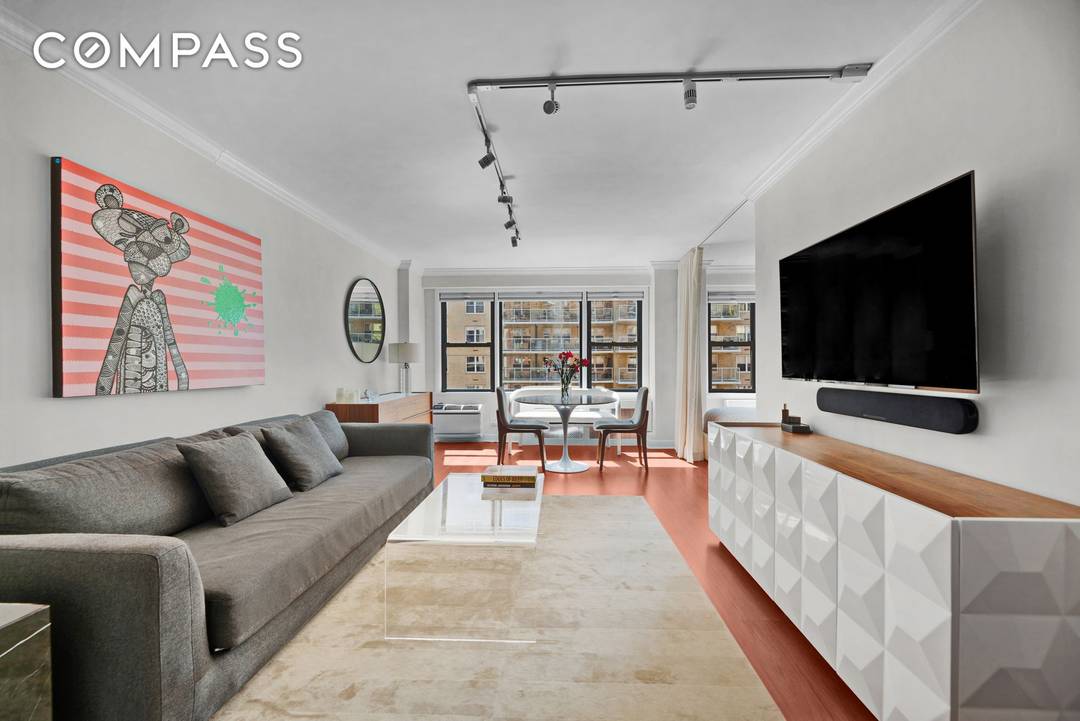 CUSTOM RENOVATED, JUMBO JUNIOR 1 BEDROOM w STYLE, VIBE, LIGHT amp ; LOCATION MOVE IN amp ; MARVELOUS PIED A TERRE OR PRIMARY HOME WELCOMING amp ; WONDERFUL Pets, Gifting, ...